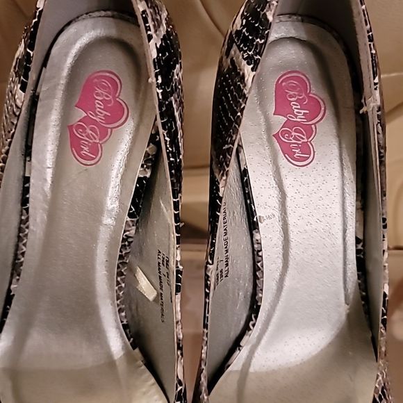 Baby Girl Black & Gray Snakeskin Print Heels - Picture 6 of 16